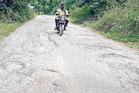 கரடு, முரடான சாலையில் சிரமத்துடன் பயணிக்கும் மலைக் கிராம மக்கள் @ கிருஷ்ணகிரி