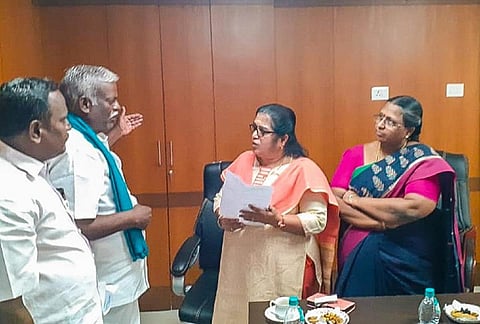 தலைவாசல் கால்நடை ஆராய்ச்சிப் பூங்காவில் ஆய்வு மேற்கொண்ட சிப்காட் மேலாண் இயக்குநர் சுந்தரவல்லி, கால்நடை பராமரிப்புத்துறை இயக்குநர் லட்சுமி ஆகியோரை சந்தித்த ஐக்கிய விவசாயிகள் சங்கத்தினர், கால்நடை பூங்கா வளாகத்தில் தோல் தொழிற்சாலை அமைக்கக் கூடாது என வலியுறுத்தி மனு அளித்தனர்.