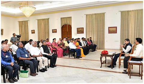 ஆளுநர் மாளிகையில் பல்கலைக்கழகப் பிரதிநிதிகளுடன் நடந்த கூட்டத்தில் உரையாற்றும் ஆளுநர் ஆர்.என்.ரவி