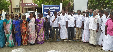 மயானம் கேட்டு சிவகங்கை மாவட்ட ஆட்சியர் அலுவலகத்தை முற்றுகையிட்ட காட்டுக்குடியிருப்பு கிராம மக்கள்.