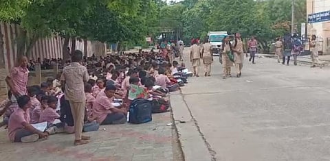 திருச்சுழி அரசு பள்ளியில் போதிய இட வசதியில்லை: சாலையோரத்தில் அமர்ந்து படிக்கும் மாணவர்கள்