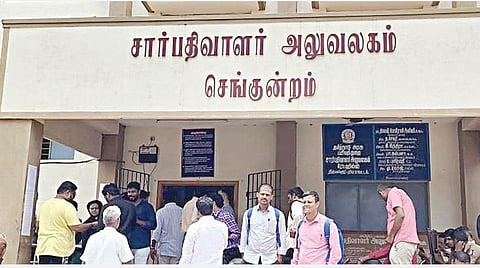 செங்குன்றம் சார் பதிவாளர் அலுவலகத்தில் வருமான வரித் துறை அதிகாரிகள் நேற்று திடீர் சோதனையில் ஈடுபட்டனர்.