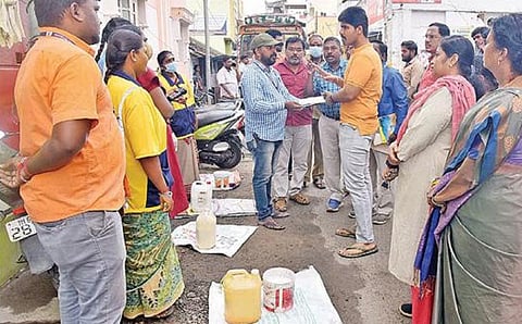 கோவை தெப்பக்குளம் 1-வது வீதியில் நேற்று டெங்கு தடுப்புப் பணியை கண்காணித்து, பொதுமக்களிடம் விழிப்புணர்வு ஏற்படுத்திய மாநகராட்சி ஆணையர் மு.பிரதாப்.