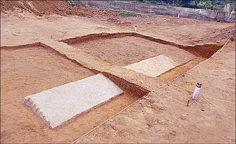 அரியலூர் மாவட்டம் மாளிகைமேடு அடுத்த உட்கோட்டையில் நடைபெறும் அகழாய்வின்போது கண்டறியப்பட்ட கிரானைட் கல்தூண்.