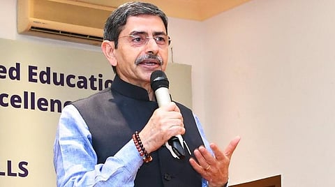 பல்கலைக்கழகங்களில் கல்வியின் தரம் மற்றும் நிர்வாகத்தை மேம்படுத்துவது குறித்த ஆலோசனைக் கூட்டம் தமிழக ஆளுநர் ஆர்.என்.ரவி தலைமையில் சென்னை கிண்டியில் உள்ள ராஜ்பவனில் நேற்று நடைபெற்றது.