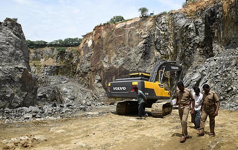 அமைச்சர் துரைமுருகனுடன் பேச்சுவார்த்தை - கல்குவாரி, கிரஷர் உரிமையாளர்கள் போராட்டம் வாபஸ்