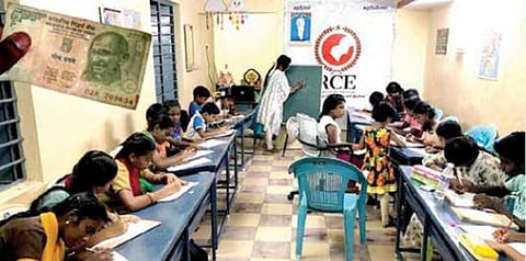 பள்ளி மாணவர்களுக்கு வழிகாட்டும் 5 ரூபாய் பாடசாலை @ சிவகாசி