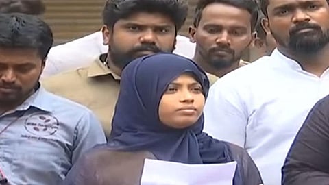 செய்தியாளர்களிடம் பேசும் குழந்தையின் தாய் அஜிஸா