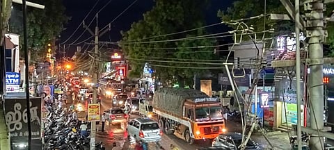 சாரல் மழைக்கே தாக்குப் பிடிக்காத ராஜபாளையம் சாலைகள் - குற்றால சீசன் தொடங்கிய நிலையில் வாகன ஓட்டிகள் சிரமம்