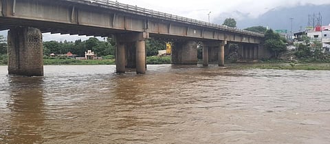 மேட்டுப்பாளையத்தில் பவானியாற்றில் சீறிப்பாய்ந்தபடி தண்ணீர் செல்கிறது.