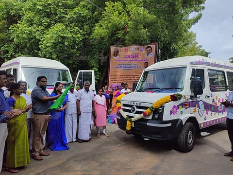 பிரசவித்த பெண்கள் வீடு திரும்ப ஏ.சி வசதியுடன் கூடிய 2 வாகனங்கள் - தருமபுரி எம்.பி நிதியில் தொடக்கம்