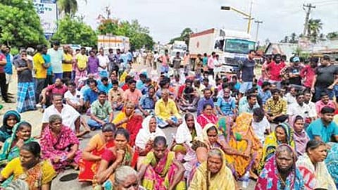மரக்காணம் அருகே அனுமந்தையில் மீனவர்கள் சாலை மறியலில் ஈடுபட்டனர்.