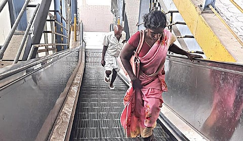 பழுதான எஸ்கலேட்டர். படம்: எம். முத்துகணேஷ்