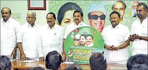 சென்னை ராயப்பேட்டை தலைமை அலுவலகத்தில் நேற்று நடந்த மாவட்ட செயலாளர்கள் ஆலோசனைக் கூட்டத்தில், மதுரையில் நடைபெற உள்ள மாநாடு இலட்சினையை அதிமுக பொதுச்செயலாளர் பழனிசாமி வெளியிட்டார். படம்: ம.பிரபு