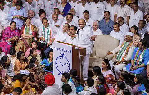 மும்பை ஒய்.பி.சவாண் மையத்தில் நேற்று நடைபெற்ற எம்எல்ஏக்கள் கூட்டத்தில் பேசுகிறார் தேசியவாத காங்கிரஸ் கட்சி நிறுவனர் சரத் பவார். படம்: பிடிஐ