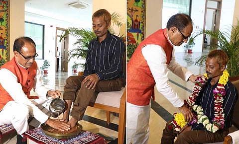 பாதிக்கப்பட்ட பழங்குடியின தொழிலாளியின் பாதங்களைக் கழுவும் முதல்வர் சிவ்ராஜ் சிங் சவுகான்