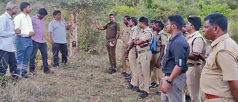 தானியங்கி கேமரா பொருத்துவது குறித்து கோவை மருதமலை வனப்பகுதியில் வனப்பணியாளர்களுக்கு அளிக்கப்பட்ட கள பயிற்சியில் கலந்துகொண்டோர்.