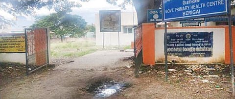 நுழைவு வாயிலில் தேங்கிய கழிவுநீர், பராமரிப்பின்றி திறந்தவெளி வளாகத்தில் வளர்ந்துள்ள செடிகள். இதுவே அடையாளமான பேரிகை அரசு ஆரம்ப சுகாதார நிலையம்.