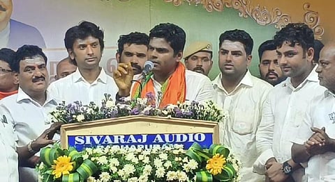 திண்டிவனத்தில் நடைபெற்ற திருமண விழாவில் அண்ணாமலை அருகே இடதுபக்கம் முதலில் இருப்பவர் அதிமுகவிலிருந்து நீக்கப்பட்ட முரளி என்கிற ரகுராமன்.