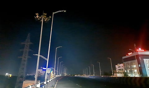 மதுரை பாண்டிக்கோயில் பகுதியில் இரவில் எரியாத மின்விளக்குகள் - வழிப்பறி அச்சத்தில் பயணிகள், வாகன ஓட்டிகள்