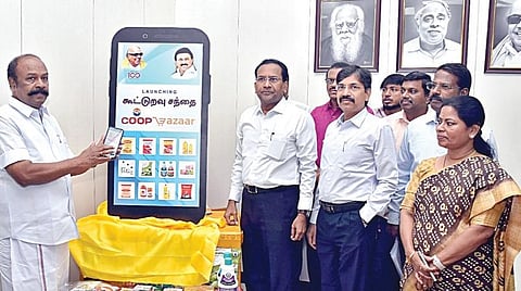சென்னையில் நேற்று கூட்டுறவுச் சந்தை செயலியை அறிமுகப்படுத்தினார் அமைச்சர் கே.ஆர்.பெரியகருப்பன். உடன், துறைச் செயலர் டி.ஜெகநாதன், கூட்டுறவு சங்கங்களின் பதிவாளர் ந.சுப்பையன், கூடுதல் பதிவாளர் விஜயராணி உள்ளிட்டோர்.
