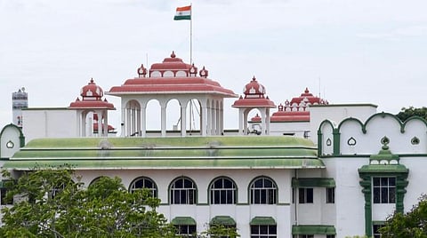 6 ஆண்டுகளாகியும் லஞ்ச வழக்கில் குற்றப்பத்திரிகை தாக்கல் செய்யாதது ஏன்?: உயர் நீதிமன்றம் அதிருப்தி