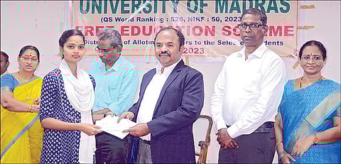 சென்னை பல்கலைக்கழகத்தின் ‘இலவச கல்வி திட்டத்தில்’ தேர்வு செய்யப்பட்டுள்ள மாணவர்களுக்கு சேர்க்கை ஆணையை பல்கலைக்கழக துணை வேந்தர் எஸ்.கவுரி நேற்று வழங்கினார். பல்கலைக் கழக பேராசிரியர்கள் உடனிருந்தனர்.படம்: எஸ்.சத்தியசீலன்