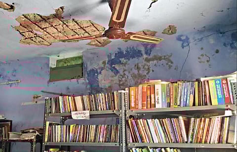 இடிந்து விழும் நிலையில் அரசு நூலக கட்டிடம்: புதிய கட்டிடம் கட்ட மல்லிகுந்தம் வாசகர்கள் கோரிக்கை