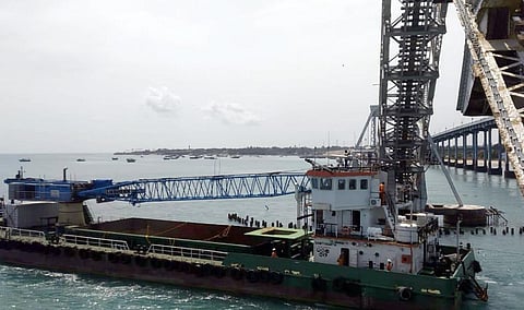 கப்பல்கள் தரை தட்டி நிற்பதை தவிர்க்க பாம்பன் கால்வாய் தூர்வாரப்படுமா?