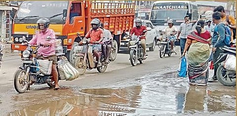 சாரல் மழைக்கே தாக்கு பிடிக்க முடியாத ராஜபாளையம் சாலைகள்
