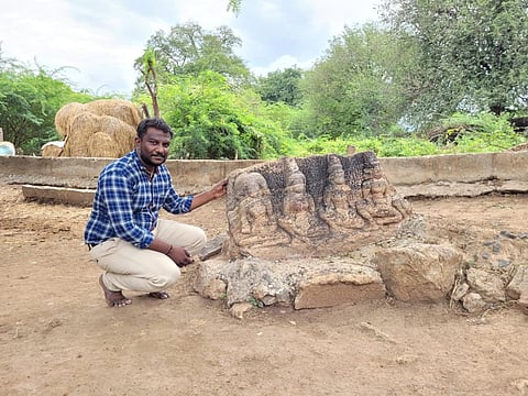 மதுரை மாவட்டம் உசிலம்பட்டி அருகே உள்ள அல்லிகுண்டம் கிராமத்தில் முற்கால பாண்டியர் கால சப்தமாதர் சிற்பம் கண்டறியப்பட்டுள்ளது.