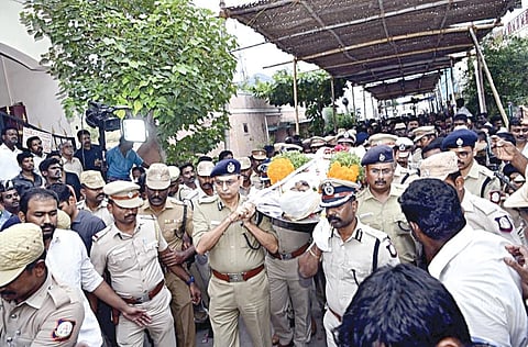 தேனியில் நேற்று மாலையில் நடைபெற்ற இறுதி ஊர்வலத்தில் டிஐஜி விஜயகுமார் உடலை சுமந்து சென்ற டிஜிபி சங்கர் ஜிவால் மற்றும் காவல் துறை அதிகாரிகள்.