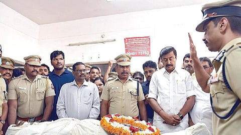 கோவை அரசு மருத்துவமனை வளாகத்தில் டிஐஜி விஜயகுமார் உடலுக்கு மலர்வளையம் வைத்து அஞ்சலி செலுத்திய அமைச்சர் மு.பெ.சாமிநாதன், ஏடிஜிபி அருண் மற்றும் காவல் துறை அதிகாரிகள் உள்ளிட்டோர். படம் : ஜெ.மனோகரன்