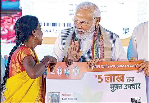 சத்தீஸ்கர் தலைநகர் ராய்ப்பூரில் நேற்று நடந்த விழாவில் ஆயுஷ்மான் மருத்துவக் காப்பீடு அட்டையை பயனாளிக்கு வழங்குகிறார் பிரதமர் நரேந்திர மோடி. படம்: பிடிஐ