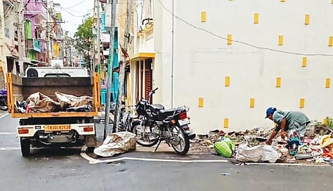 சேலம் மாநகராட்சி 33-வது வார்டில் ஒரு தொழிலாளியை கொண்டு, தூய்மைப் பணி மேற்கொள்ளும் நிலை உள்ளது.