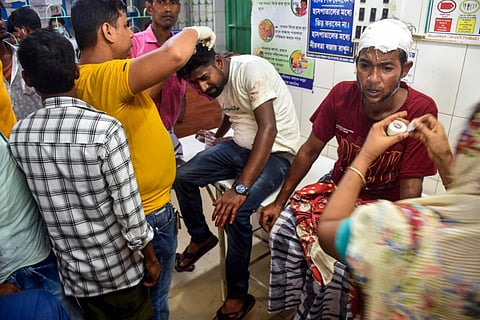 மேற்கு வங்க உள்ளாட்சித் தேர்தல் வன்முறையில் காயமடைந்த சிலர், முர்சிதாபாத் மாவட்டத்தில் உள்ள மருத்துவமனையில் சிகிச்சை பெற்றனர். படம்: பிடிஐ
