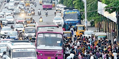 தாம்பரத்தில் ஓரிடத்தில் நிற்காத பேருந்துகள்: ஓடி ஓடி களைப்பாகும் பயணிகள்