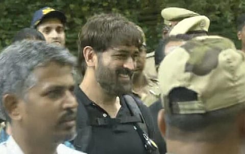 சென்னை விமான நிலையத்தில் தோனி | படம்: ட்விட்டர்