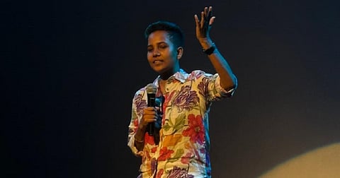 கைகோத்த கட்டியக்காரியும் வேட்டிக்காரியும்