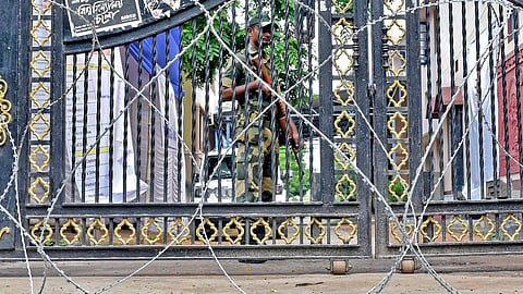 கடந்த சனிக்கிழமை பதிவான வாக்குகள் அடங்கிய வாக்குப்பெட்டிகள் வைக்கப்பட்டுள்ள ஸ்ட்ராங் ரூம் முன் பாதுகாப்புப் பணியில் ஈடுபட்டுள்ள துணை ராணுவப் படை வீரர்.