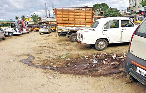 திருப்பத்தூர் பழைய பேருந்து நிலையம் ஆக்கிரமிப்பின் பிடியில் சிக்கி சுகாதார சீர்கேடாக மாறியுள்ளது.படம். ந.சரவணன்.
