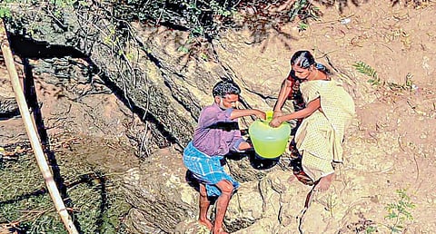 பாதுகாப்பான குடிநீர் வழங்கத் திட்டமிடப்பட்ட ஒகேனக்கல் கூட்டுக் குடிநீர்த் திட்டம் செயல்பாட்டுக்கு வராததால், மச்சிகண்ணன் நகரில் படிக்கட்டு இல்லாத விவசாயக் கிணற்றில் ‘பாதுகாப்பின்றி’ குடிநீர் சேகரிக்கும் தம்பதி.