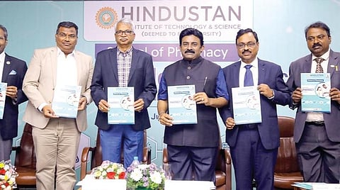 இளநிலை மருந்தியல் படிப்புக்கான கைப்பிரதியை தேசிய பார்மசூட்டிகள் கல்வி மற்றும் ஆராய்ச்சி மைய இயக்குநர் டாக்டர் வி.ரவிச்சந்திரன், ஜோகோ ஹெல்த் நிறுவன பொது மேலாளர் சார்லஸ் ஜேசுதாசன், ‘ஹிட்ஸ் ’ வேந்தர் ஆனந்த் ஜேக்கப் வர்கீஸ் உள்ளிட்டோர் வெளியிட்டனர் .