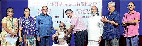 பிரபல எழுத்தாளர் இந்திரா பார்த்தசாரதி எழுதி ஆங்கிலத்தில் மொழிபெயர்க்கப்பட்டுள்ள அவுரங்கசீப் என்ற நாடக நூலின் இரண்டாம் பதிப்பை தமிழ்நாடு பாடநூல் மற்றும் கல்வி சேவைக் கழக இணை இயக்குநர் டி.எஸ்.சரவணன் வெளியிட, இந்திரா பார்த்தசாரதி பெற்றுக் கொண்டார். உடன் தமிழச்சி தங்கபாண்டியன் எம்.பி, முன்னாள் துணைவேந்தர் எம்.ராஜேந்திரன், எழுத்தாளர் பி.கே.கிருஷ்ணன், அமுதசுரபி இதழ் ஆசிரியர் திருப்பூர் கிருஷ்ணன், கல்லூரி முதல்வர் சாந்தி லட்சுமி உள்ளிட்டோர்.படம்: எஸ்.சத்தியசீலன்