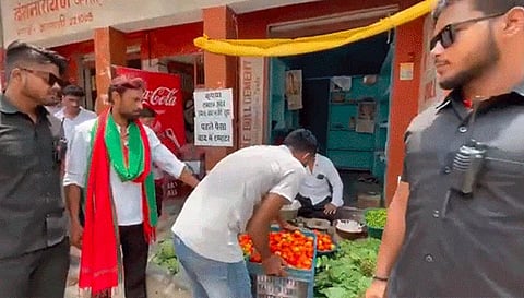 பவுன்சர்களுடன் அஜய் தனது கடையில்.