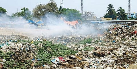 வாணியம்பாடி அடுத்த சென்னாம்பேட்டை பாலாறு பகுதியில் குப்பை கழிவுகளுக்கு தீ வைக்கப்பட்டதால் புகை மூட்டமாக மாறியுள்ளது.
