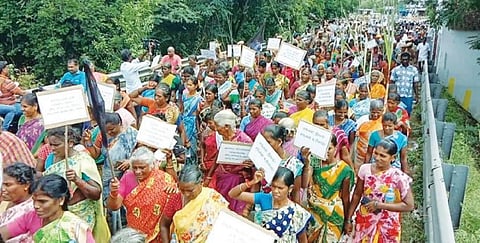 செய்யாறு அருகே சிப்காட் விரிவாக்கத்துக்கு விவசாய நிலங்களை கையகப்படுத்துவதற்கு எதிர்ப்பு தெரிவித்து, கையில் பதாகைகளுடன் நேற்று ஊர்வலமாக சென்ற விவசாயிகள்.
