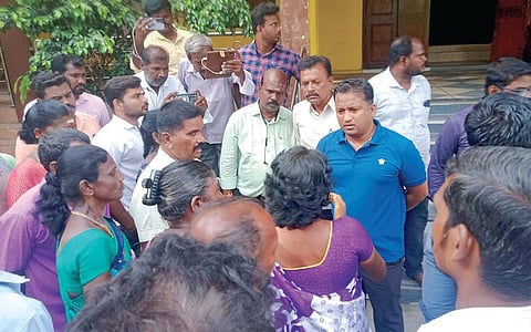 தங்கள் குறைகள் தொடர்பாக முறையீடு செய்யும் தூய்மை பணியாளரகள்.