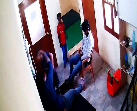 சிறப்பு பயிற்சி மையத்தில் உள்ள சிசிடிவி கேமராவில் மாணவரை ஊழியர் அடிக்கும் காட்சி பதிவாகியுள்ளது.