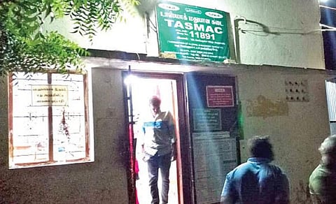 அருப்புக்கோட்டை அருகே டாஸ்மாக் ஊழியர்களிடம் அரிவாளை காட்டி மிரட்டி ரூ.1.53 லட்சம் கொள்ளை